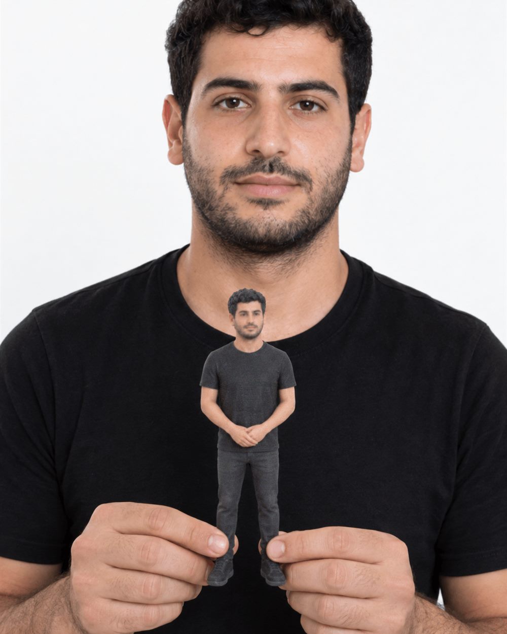 אדם מחזיק מיניאטורה אישית שלו