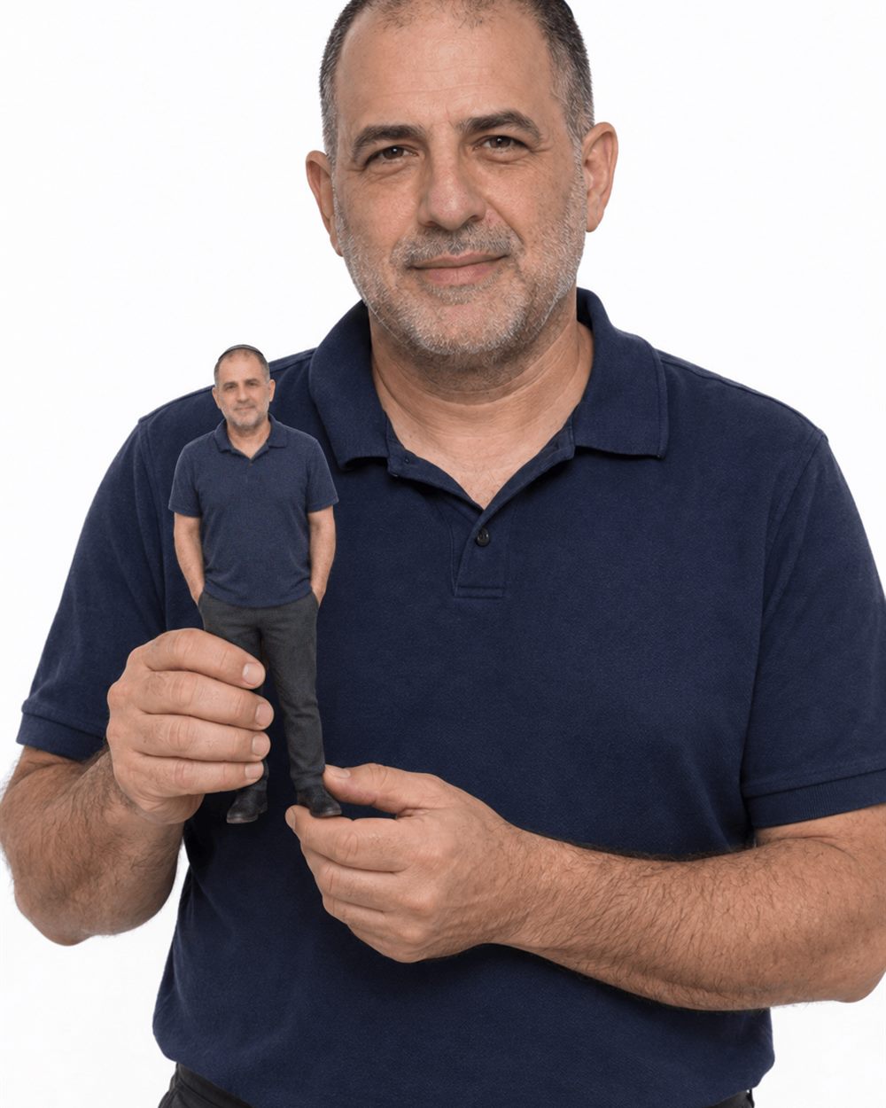 אדם מחזיק מיניאטורה אישית שלו