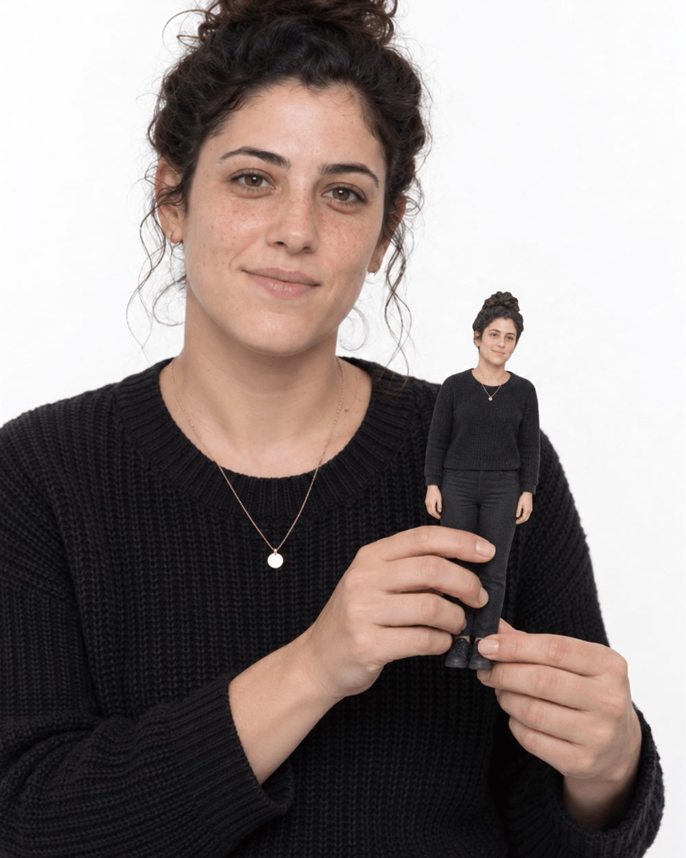 אדם מחזיק מיניאטורה אישית שלו