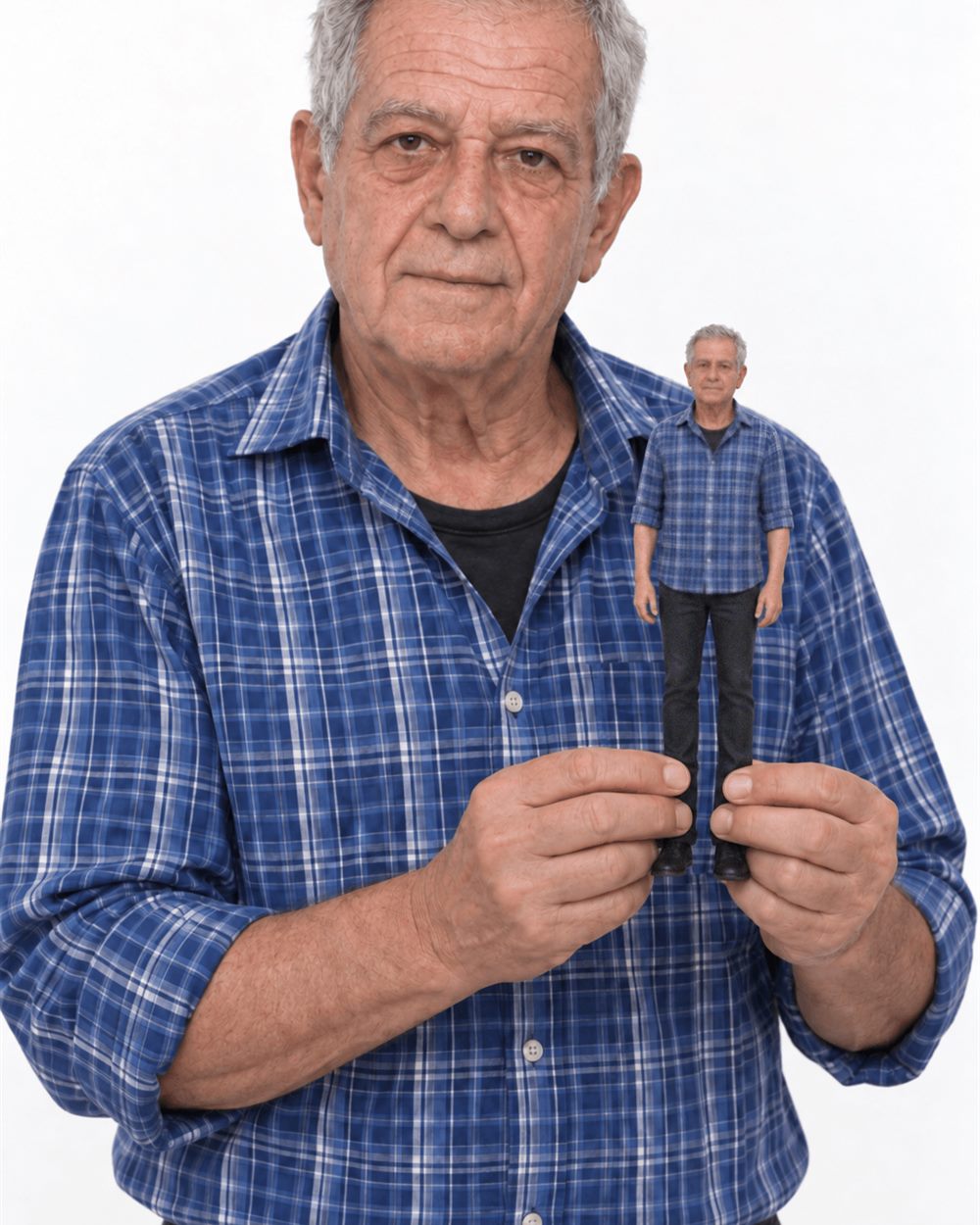 אדם מחזיק מיניאטורה אישית שלו