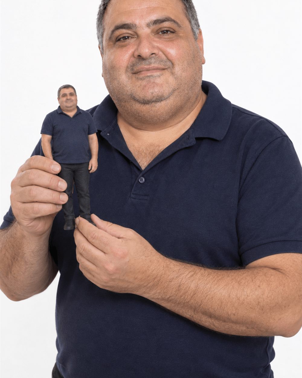 אדם מחזיק מיניאטורה אישית שלו