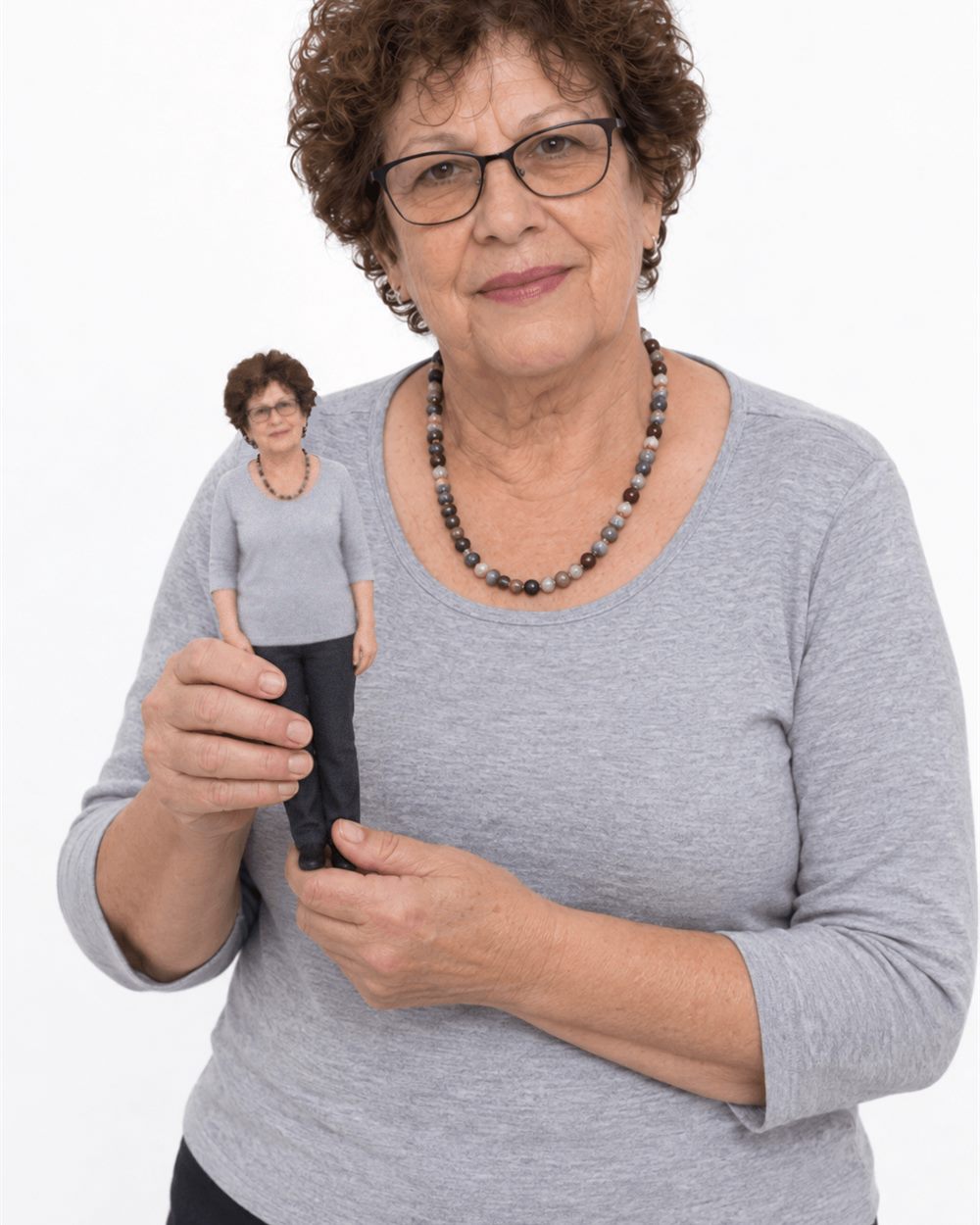 אדם מחזיק מיניאטורה אישית שלו